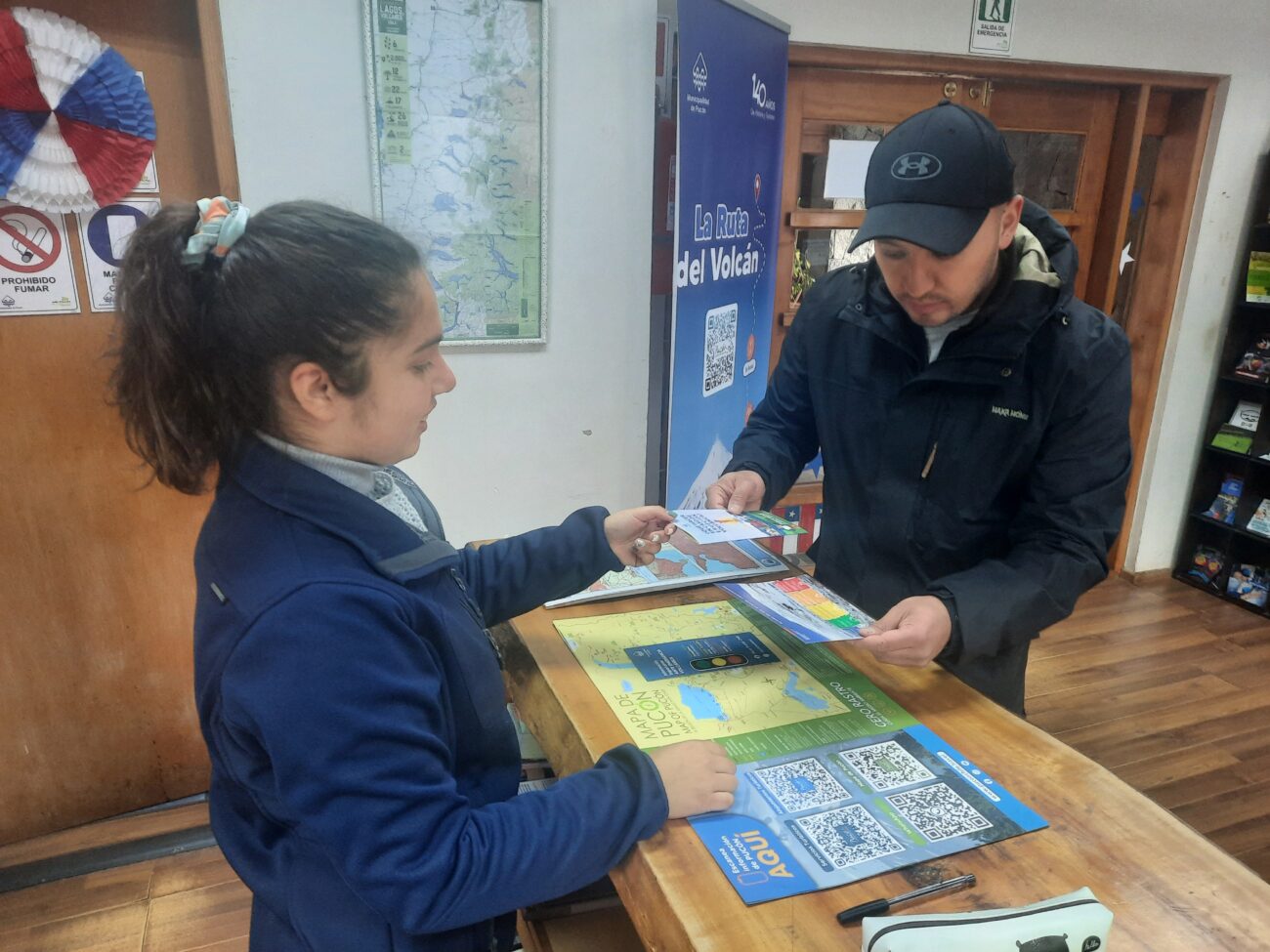 OFICINA DE TURISMO ENTREGA INFORMACIÓN A TURISTAS QUE VISITAN LA ZONA LACUSTRE – Website de la Municipalidad de Pucón