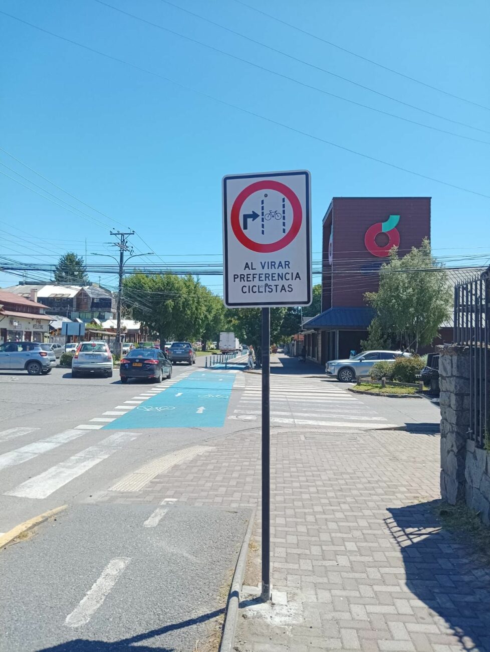 ARRANCÓ LA NUEVA INSTALACIÓN DE SEÑALÉTICAS EN LA CICLOVÍA DE PUCÓN – Website de la Municipalidad de Pucón