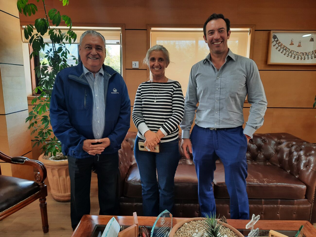 FAMILIARES DEL PRIMER ALCALDE DE PUCÓN CARLOS HOLZAPFEL VISITARON AL ALCALDE CARLOS BARRA – Website de la Municipalidad de Pucón
